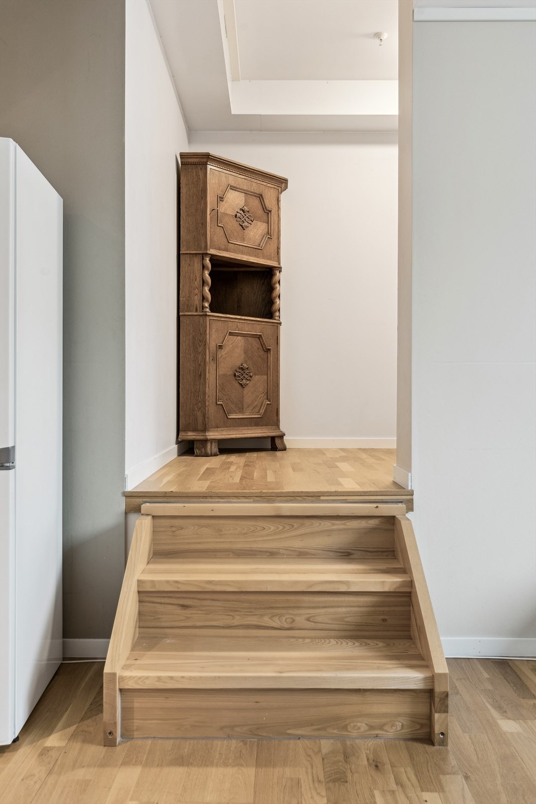 Trapp frå kjøkken/stove til liten gang og vidare til soverom Galleribilde