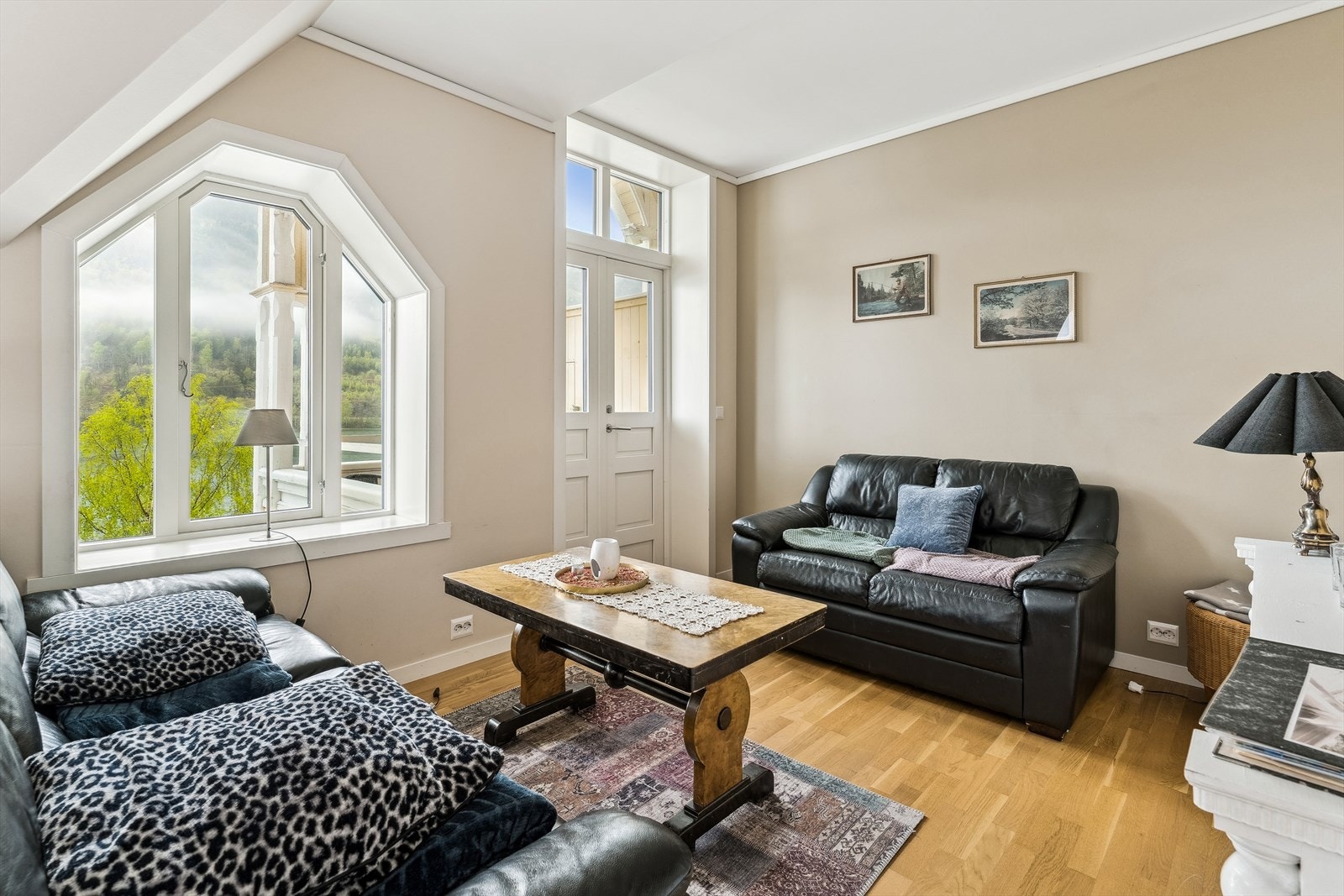 Fleire vindaugsflater i stove gir deg godt med lys inn i rommet Galleribilde