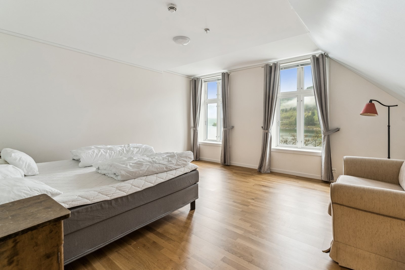 Soverom I med to store vindaugsflater Galleribilde