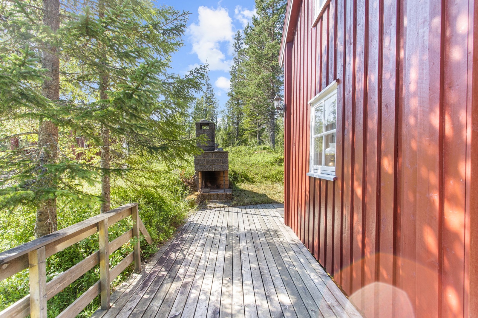 Plattingen strekker seg rundt tre sider av hytta, slik at man kan flytte seg etter sola Galleribilde