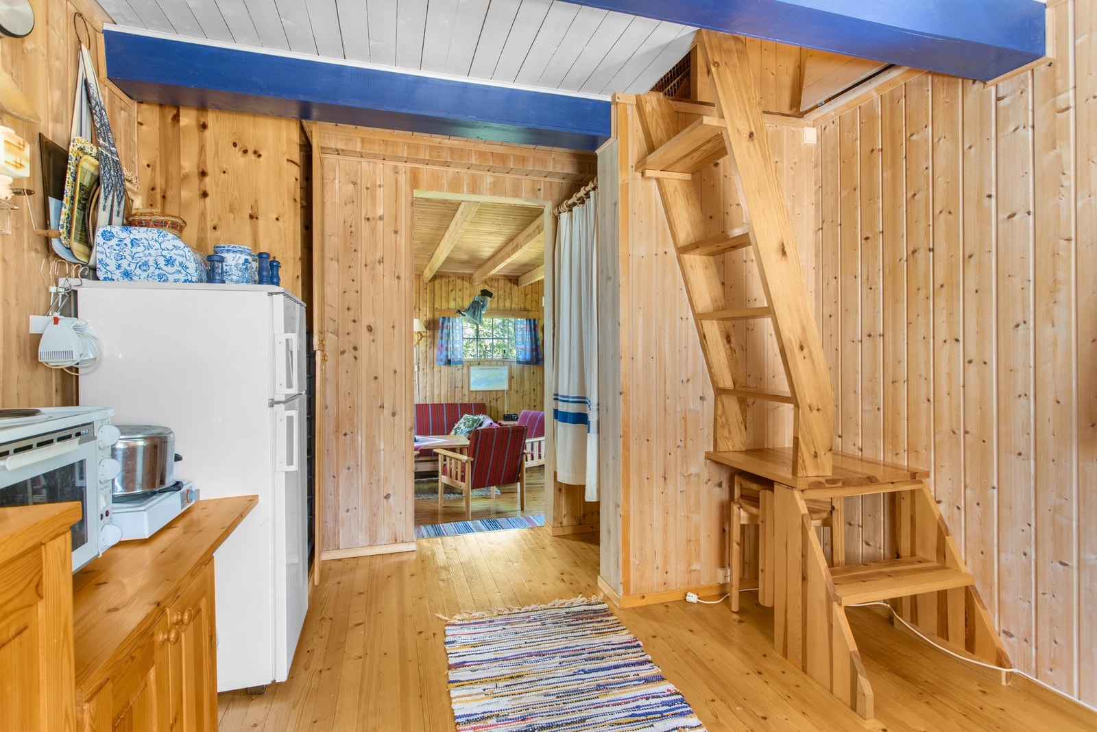 Fra kjøkkenet er det trapp opp til hems Galleribilde