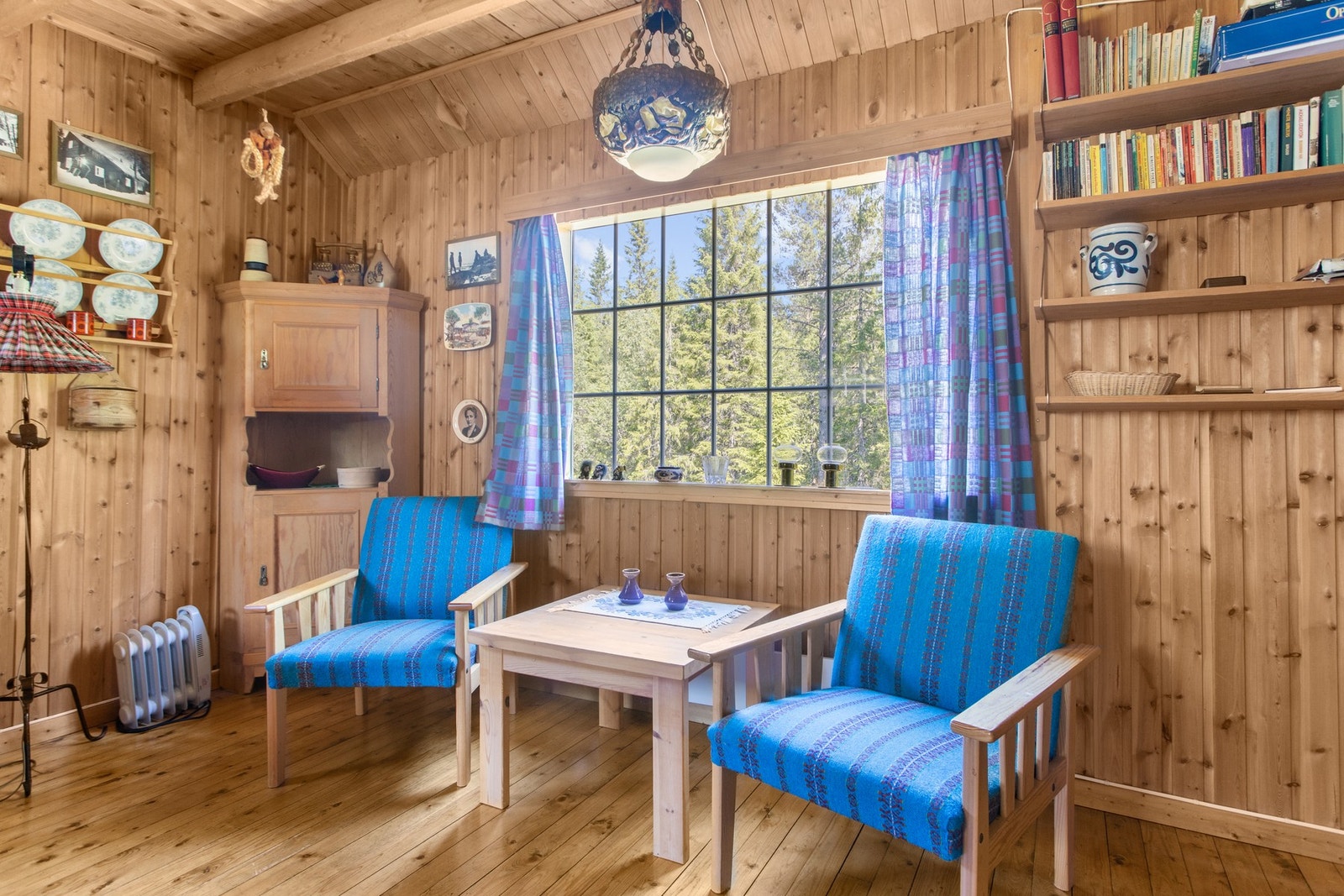 Det store vinduet gir god utsikt mot skogen med rikt dyreliv Galleribilde