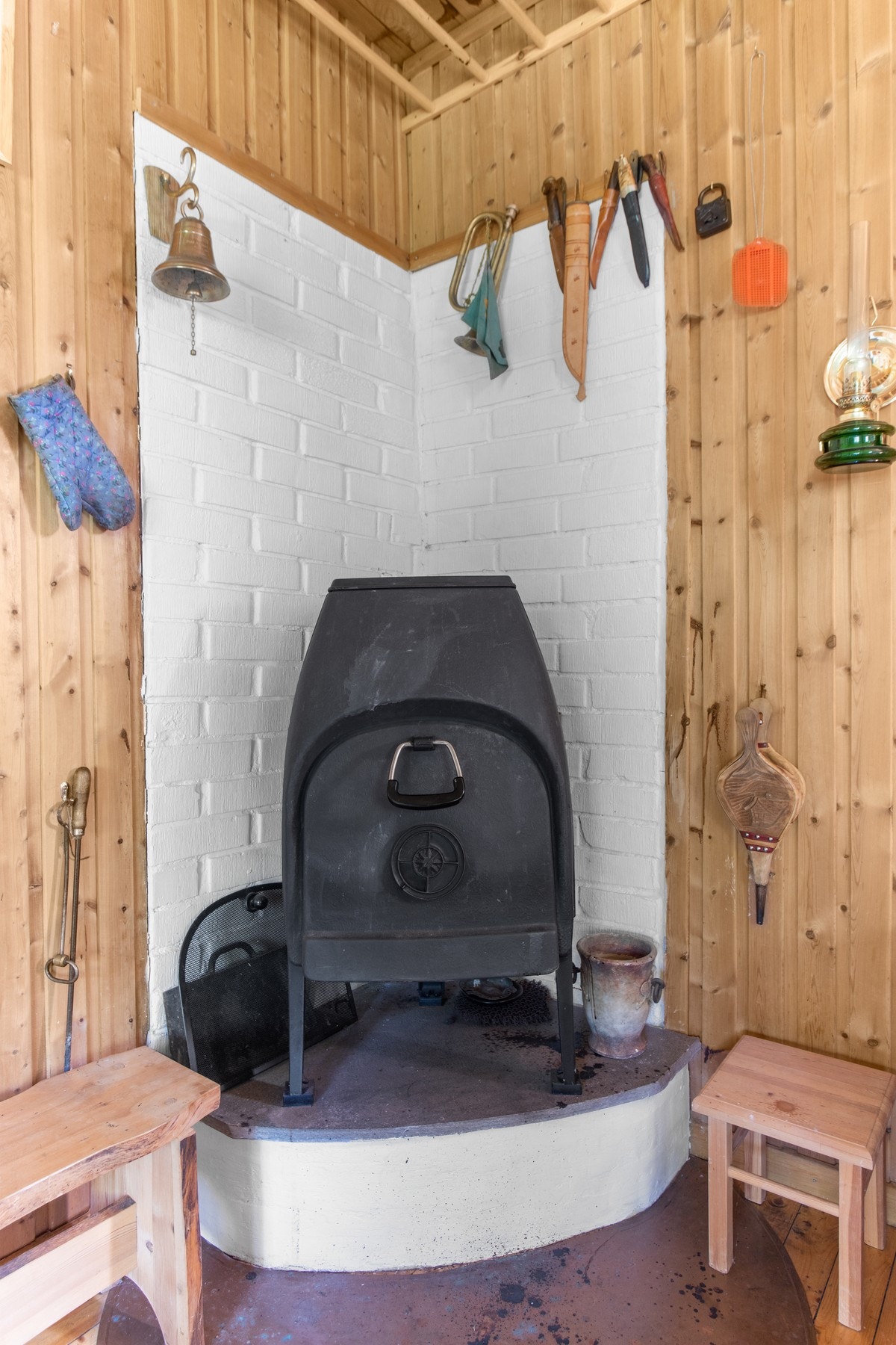 Oppvarming fra vedfyring. Det er montert stålpipe i 2019. Galleribilde