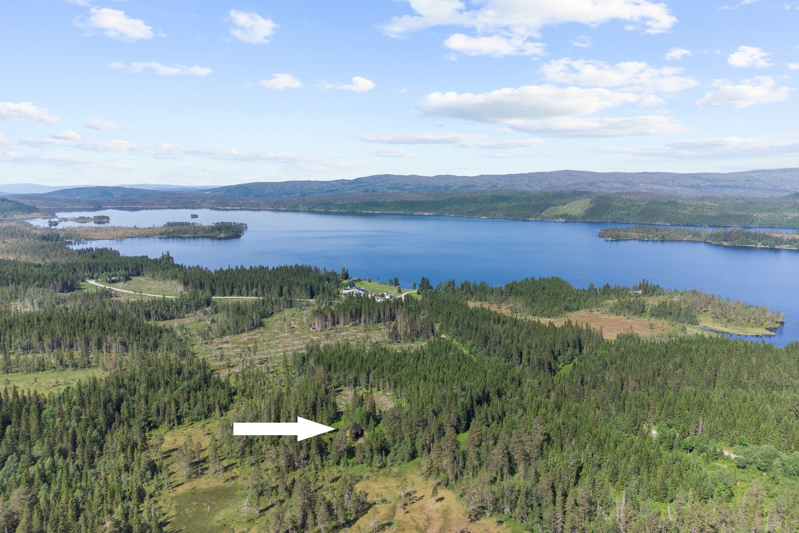 Fra hytta er det gangavstand til Lustadvatnet. Galleribilde