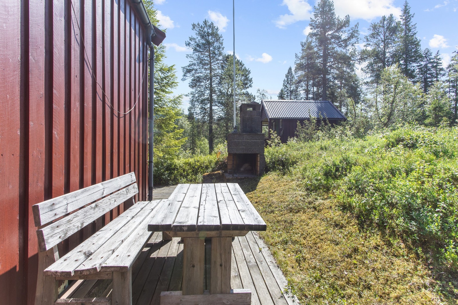 Sjarmerende uteområde med utepeis Galleribilde