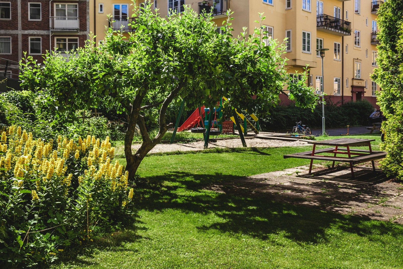 Bakgården er vakker for både store og små. Galleribilde