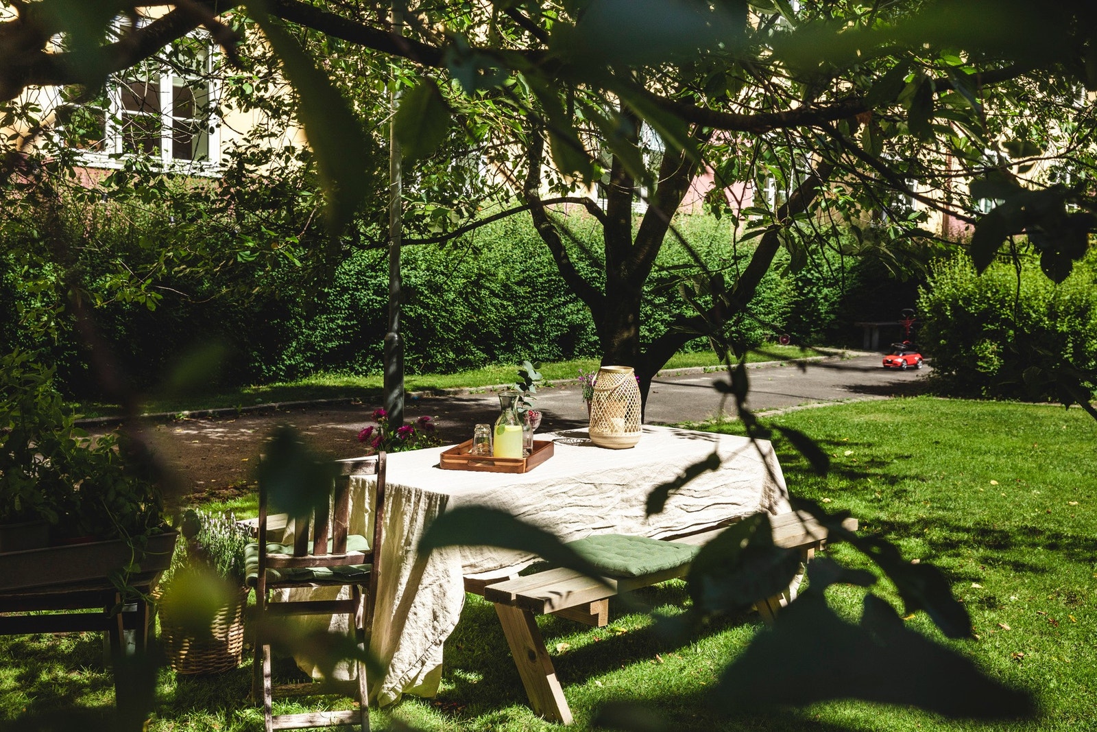 Det er nesten helt sant at vi ikke har stylet her, bakgården er virkelig et sted som brukes flittig av beboerne. Galleribilde