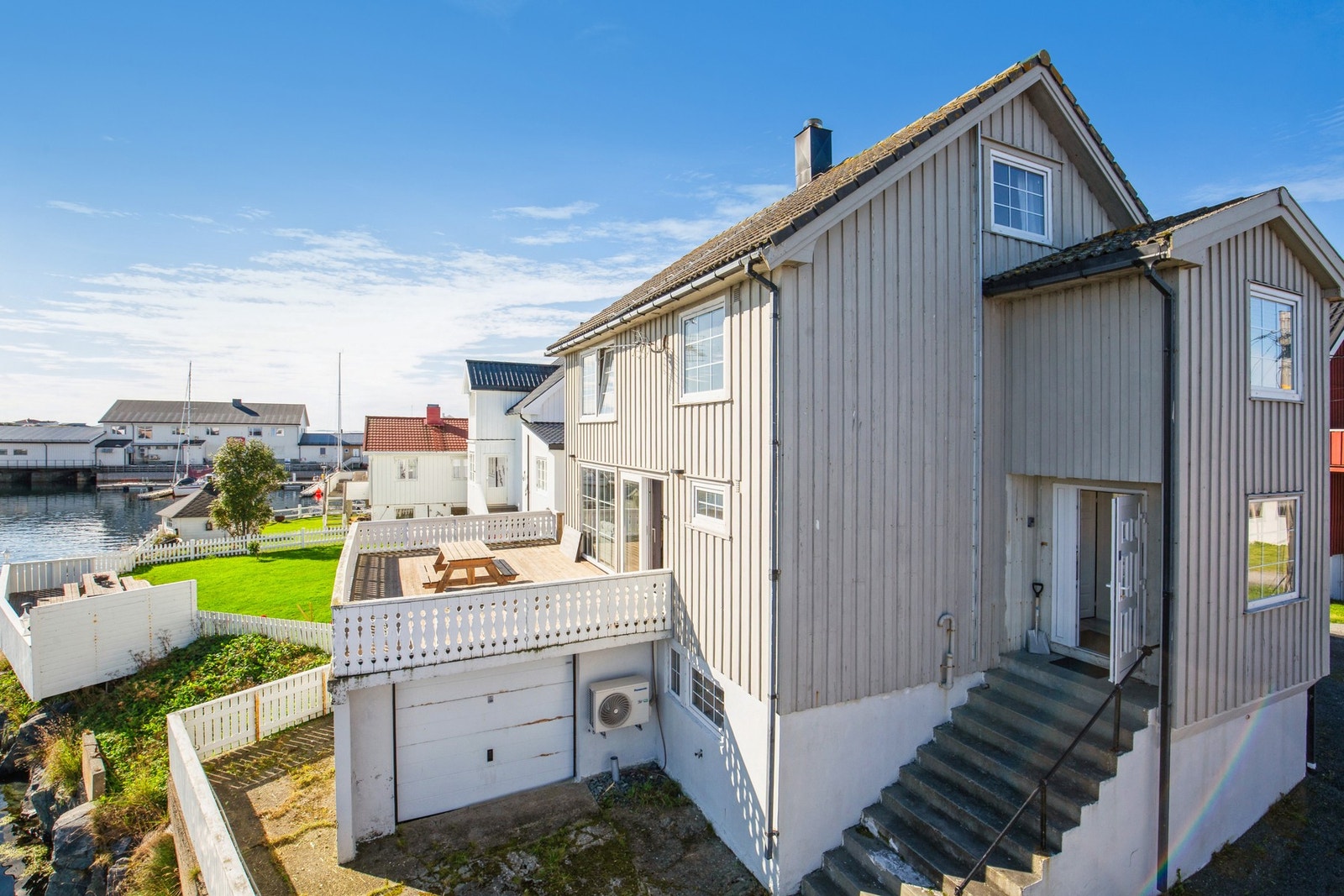 Enebolig m/garasje og idyllisk beliggenhet på fiskeværet Veiholmen i Smøla kommune Galleribilde