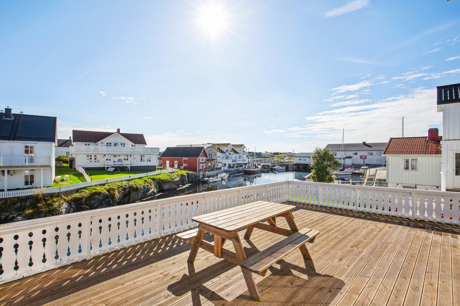 Fra stue i 1. etasje er det utgang til sydøstvendt terrasse over garasje Galleribilde