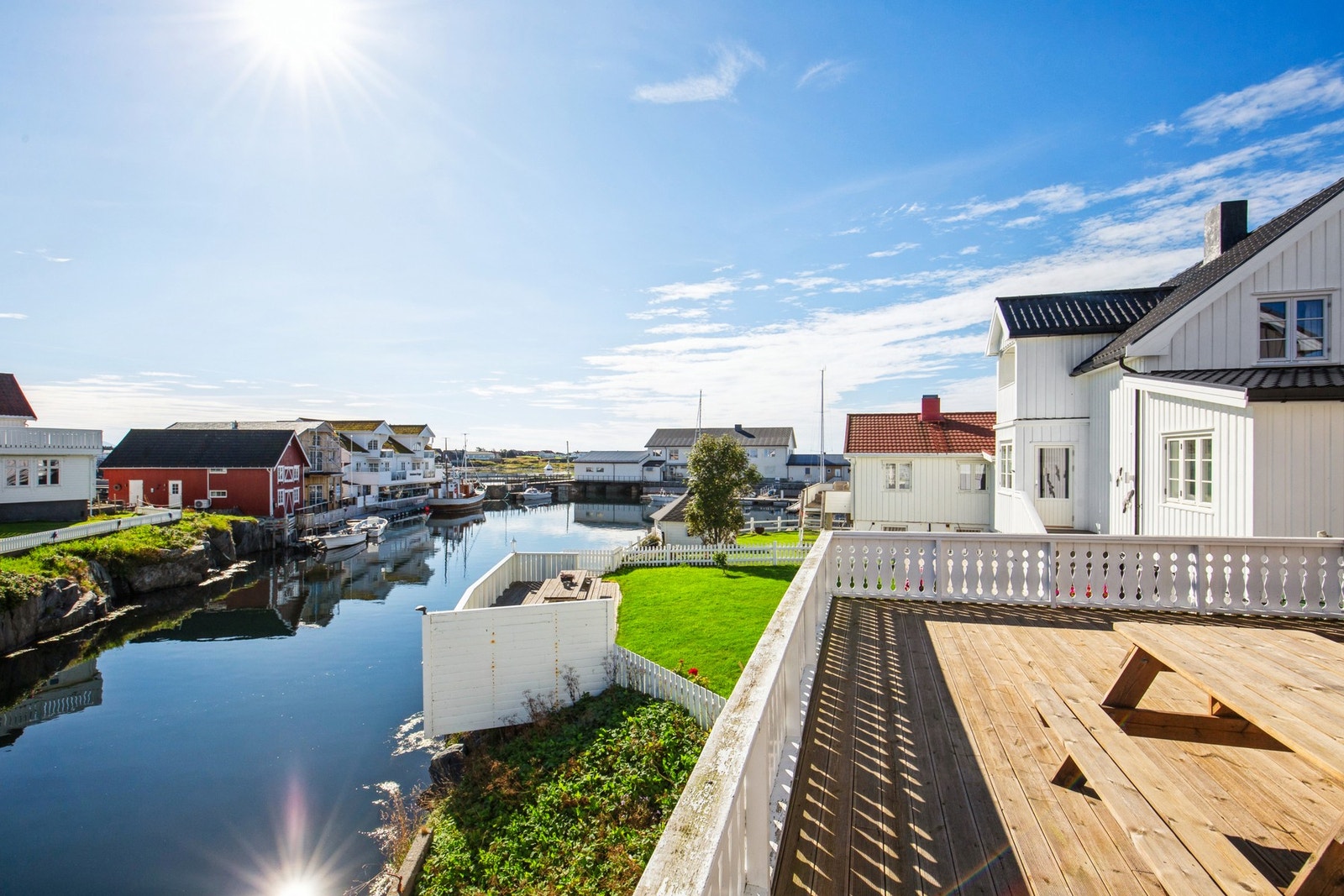 Fin utsikt og umiddelbar nærhet til sjøen Galleribilde