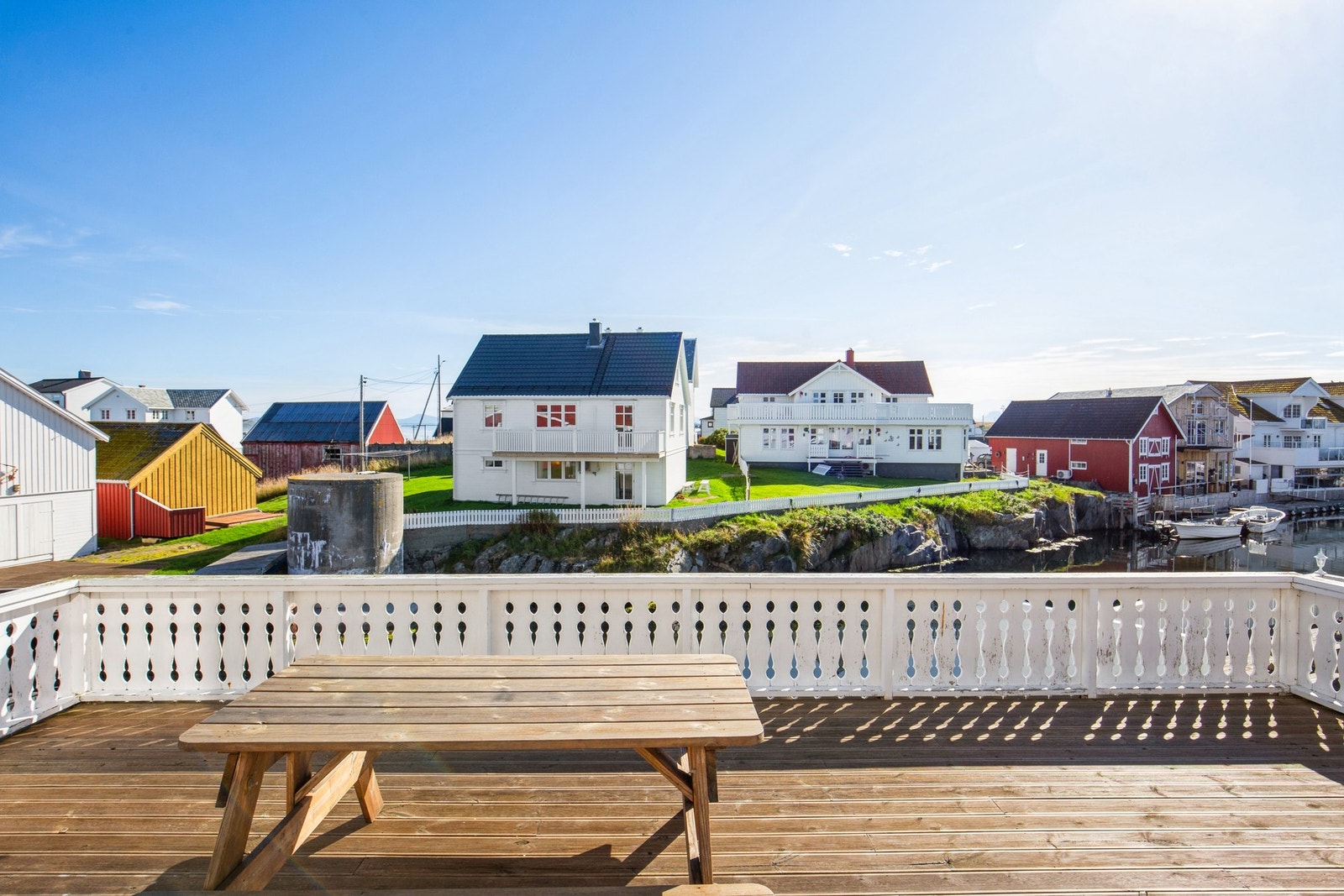 Fra eiendommen er det gangavstand til butikk og spisesteder Galleribilde
