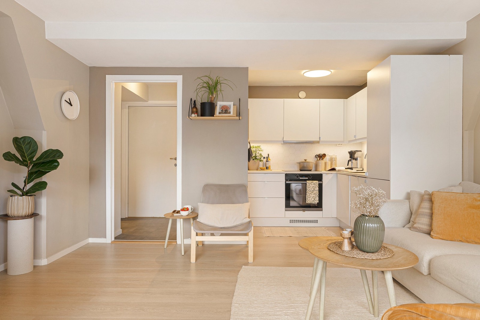 Den åpne stue- og kjøkkenløsningen skaper et sosialt preg i rommet Galleribilde