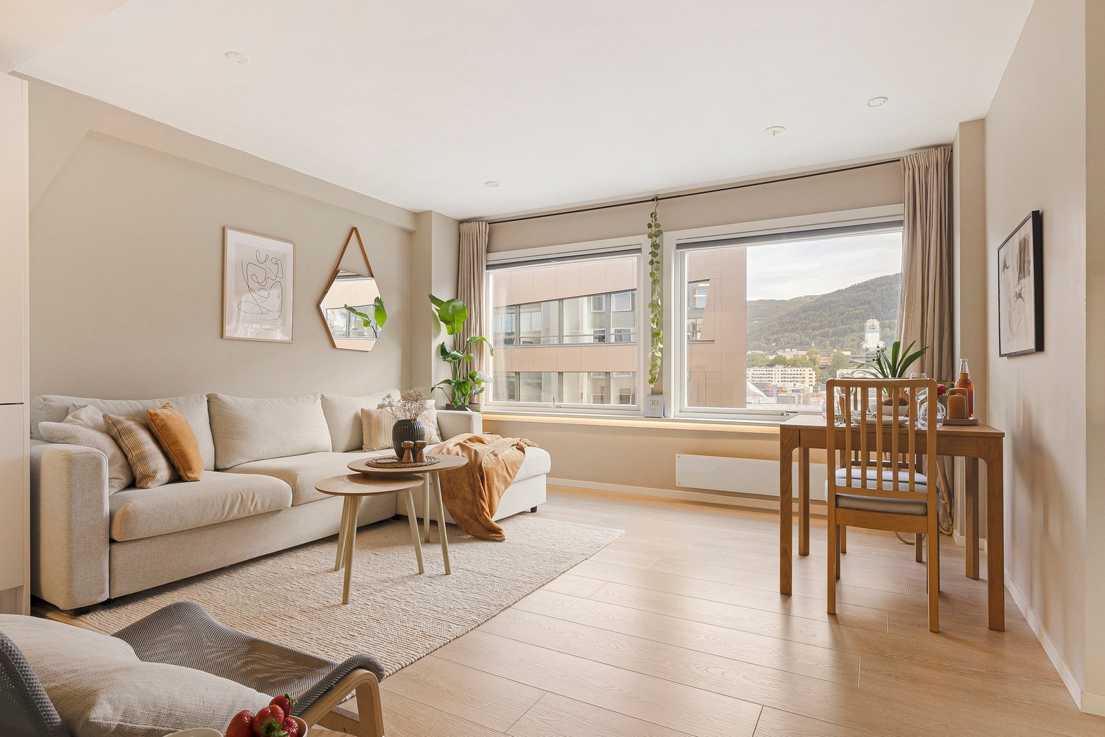 Store vindusflater sikrer rikelig med naturlig lysinnslipp og skaper en lys atmosfære Galleribilde