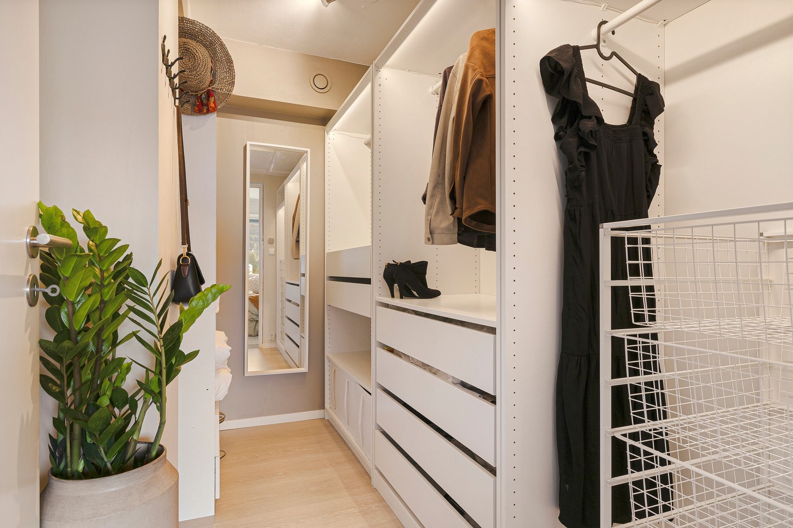 Fra dette rommet har man direkte inngang til en praktisk bod som kan benyttes som walk-in-closet Galleribilde