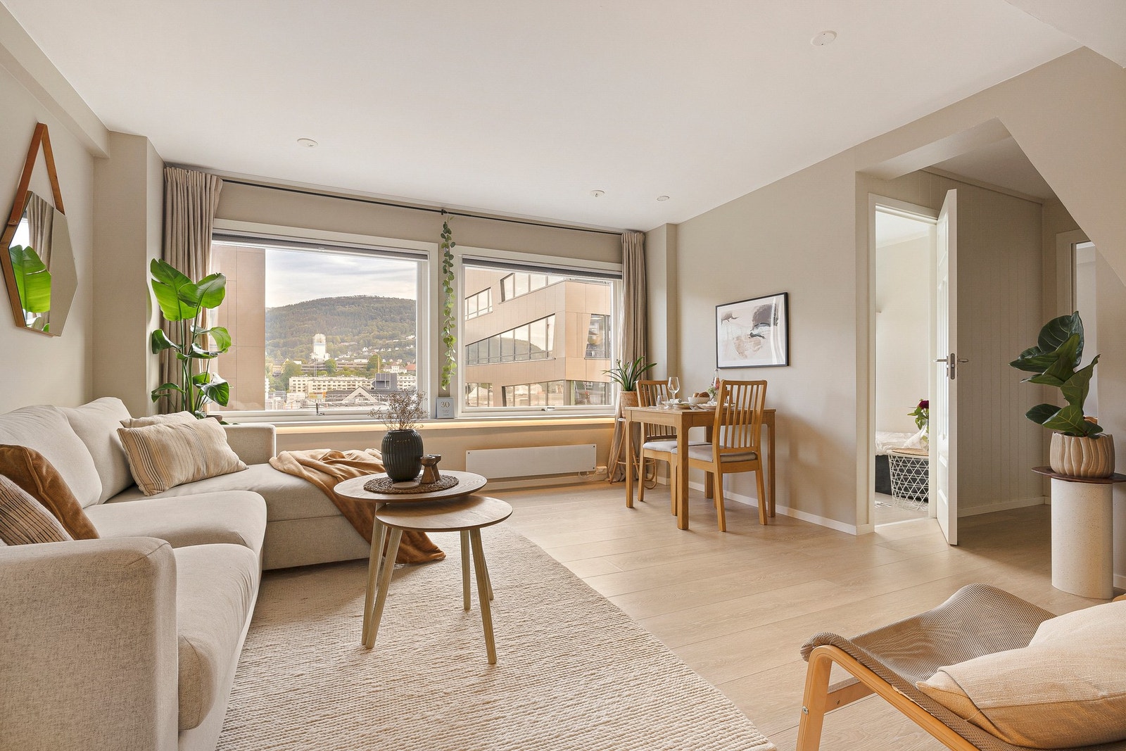 Leiligheten har to soverom (ett ikke godkjent) med enkel tilkomst fra stuen Galleribilde