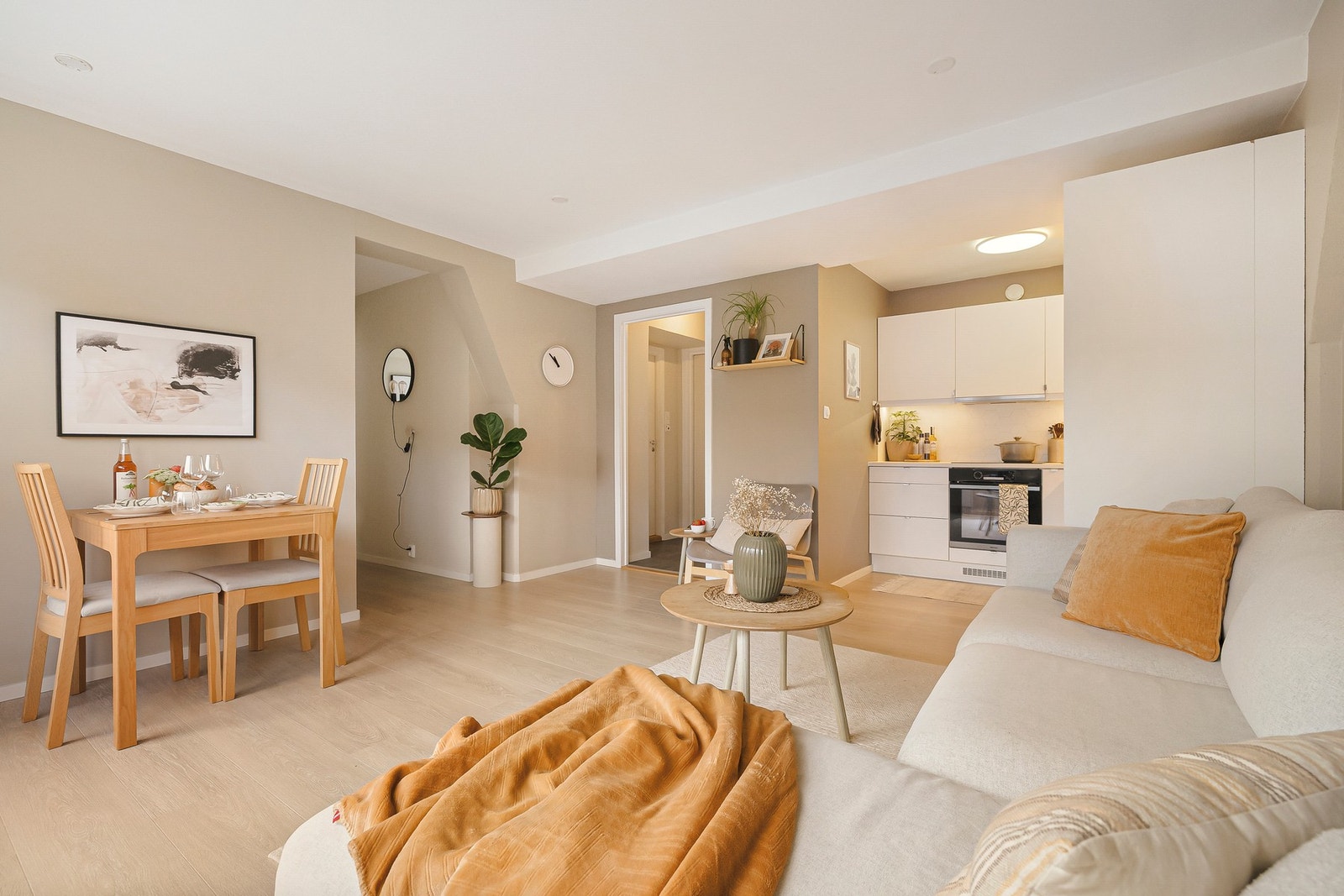 Her er det tidsriktige farger på vegger og flott laminat på gulv Galleribilde