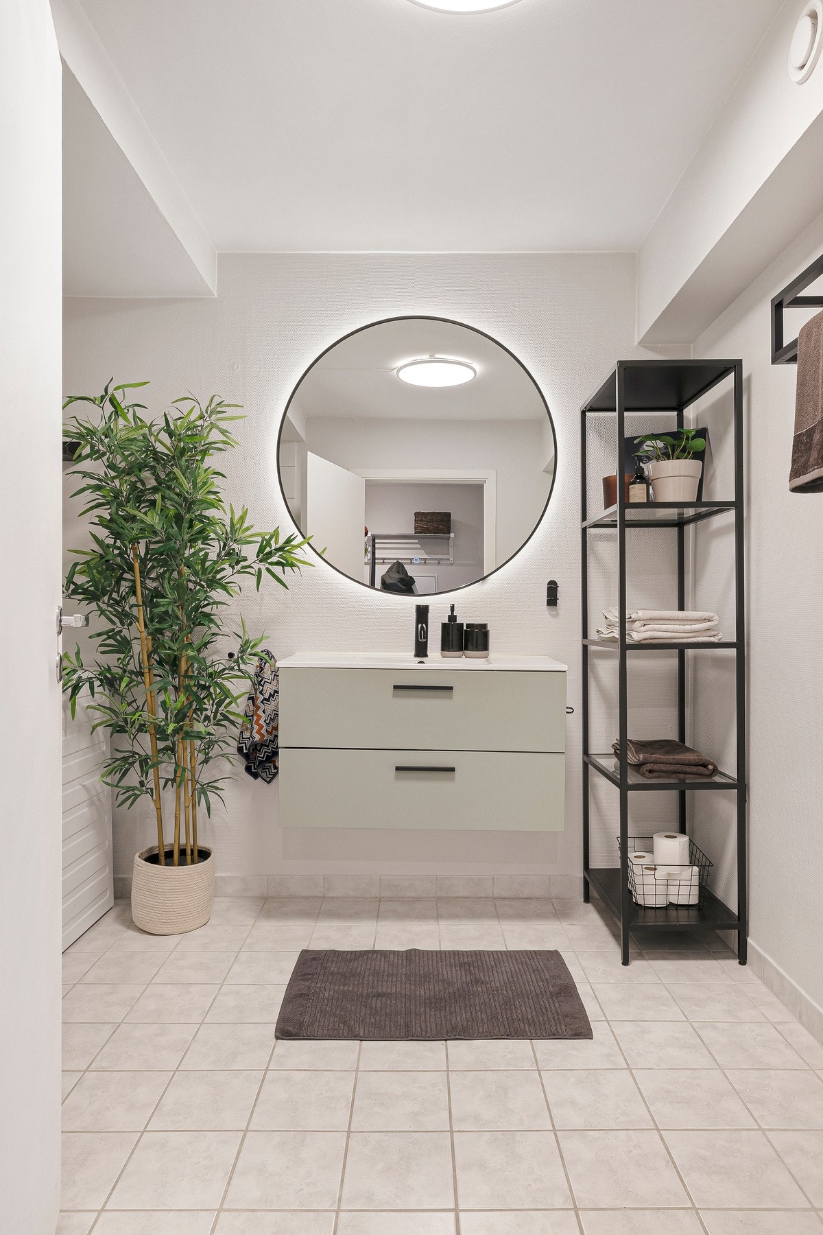 Her er det utstyrt med servant, toalett og dusjhjørne, samt opplegg for vaskemaskin og gulvvarme Galleribilde