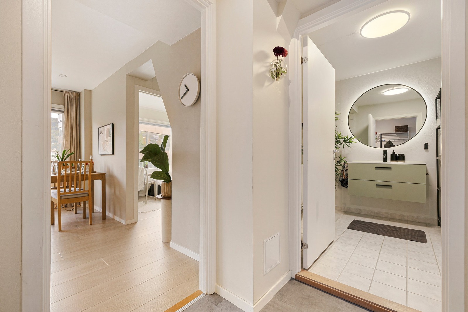 Badet måler 6,4 kvadratmeter og fremstår moderne med baderomsinnredning fra 2022 Galleribilde