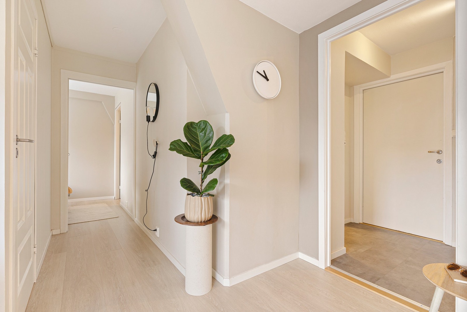 Leiligheten inneholder gang, stue/kjøkken, to soverom (ett ikke godkjent), bad og bod Galleribilde