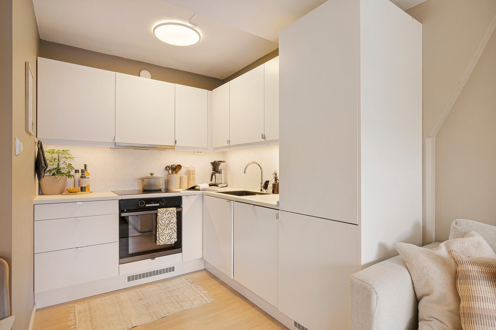 Både over- og underskap gir godt med oppbevaringsplass Galleribilde