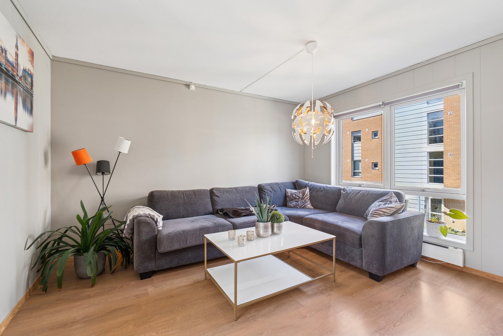 Leiligheten har gulv av laminat, og oppvarming via elektriske panelovner. Galleribilde