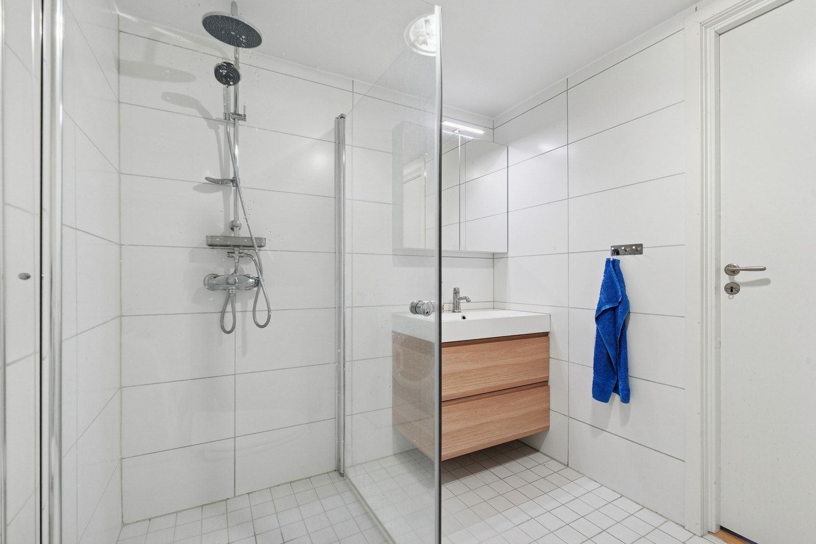 Rommet har innredning med nedfelt servant, toalett og dusjvegger/hjørne. Galleribilde