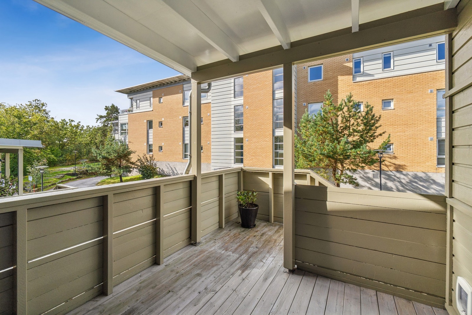 Leiligheten byr på en fin uteplass tilknyttet inngangspartiet. Galleribilde