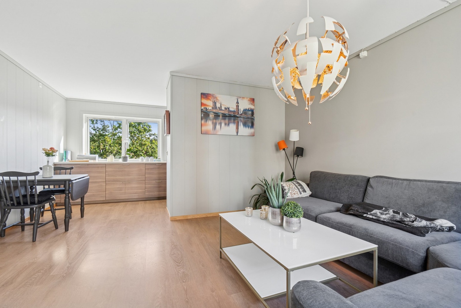 Innbydende andelsleilighet beliggende i andre etasje med en fin gjennomgående standard. Galleribilde