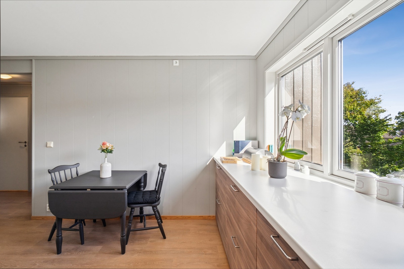 Fra kjøkkenet er det en fin utsikt mot fredelige omgivelser. Galleribilde