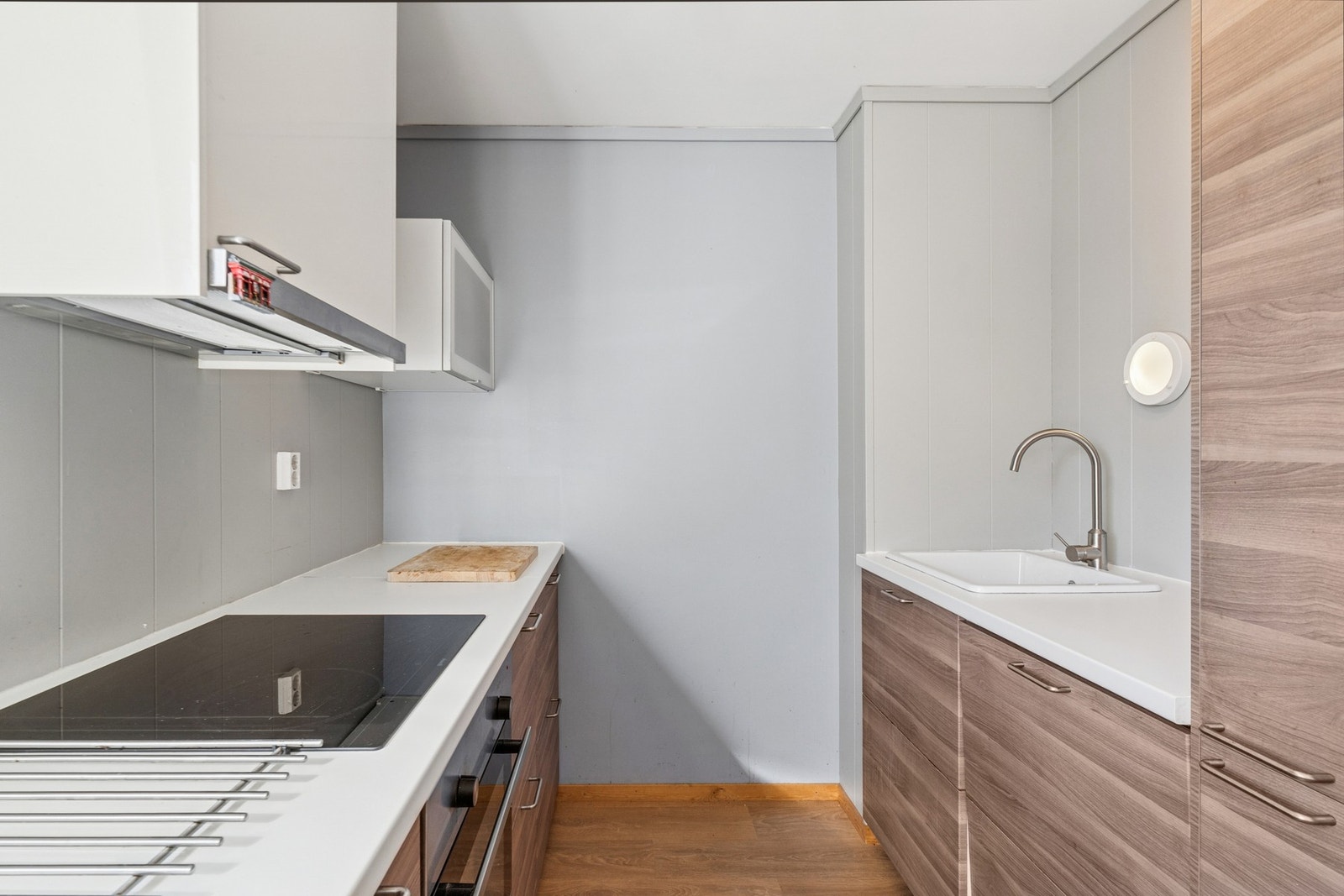 Kjøkkenet har kjøl/fryseskap, oppvaskmaskin, platetopp og stekeovn. Galleribilde