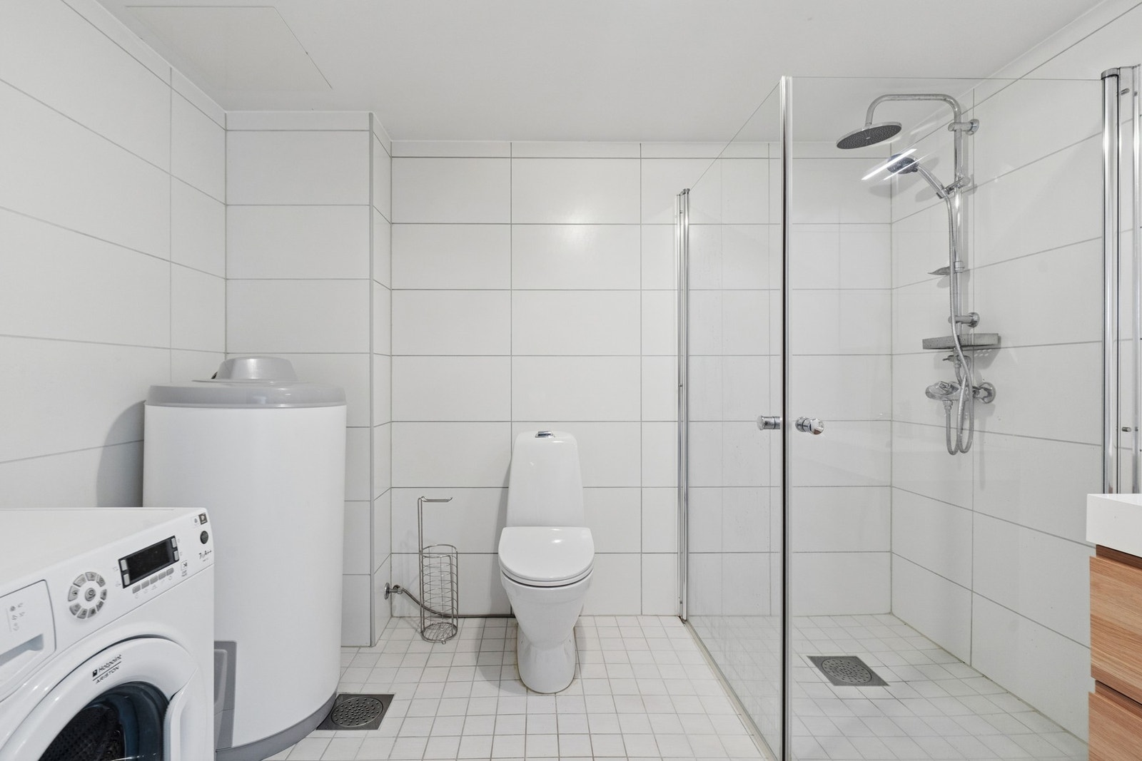 Det er opplegg for vaskemaskin på badet. Varmtvannstanken er på ca. 200 liter. Galleribilde