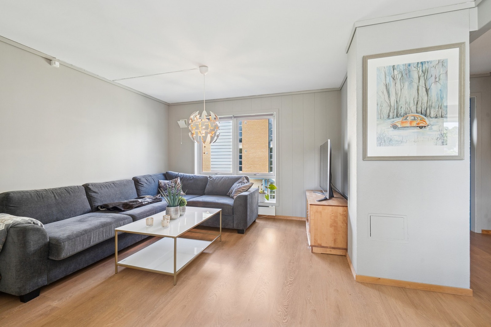 Lys og luftig stue malt i en moderne farge. Vindusflatene gir leiligheten godt med naturlig lysinnslipp. Galleribilde