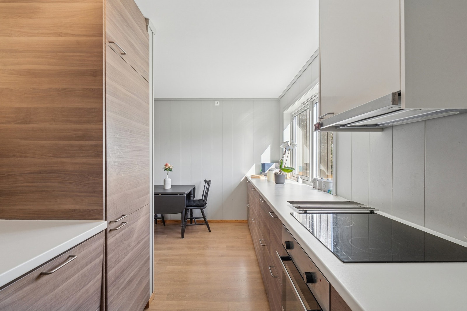 Det er kjøkkenventilator med avtrekk ut. Galleribilde