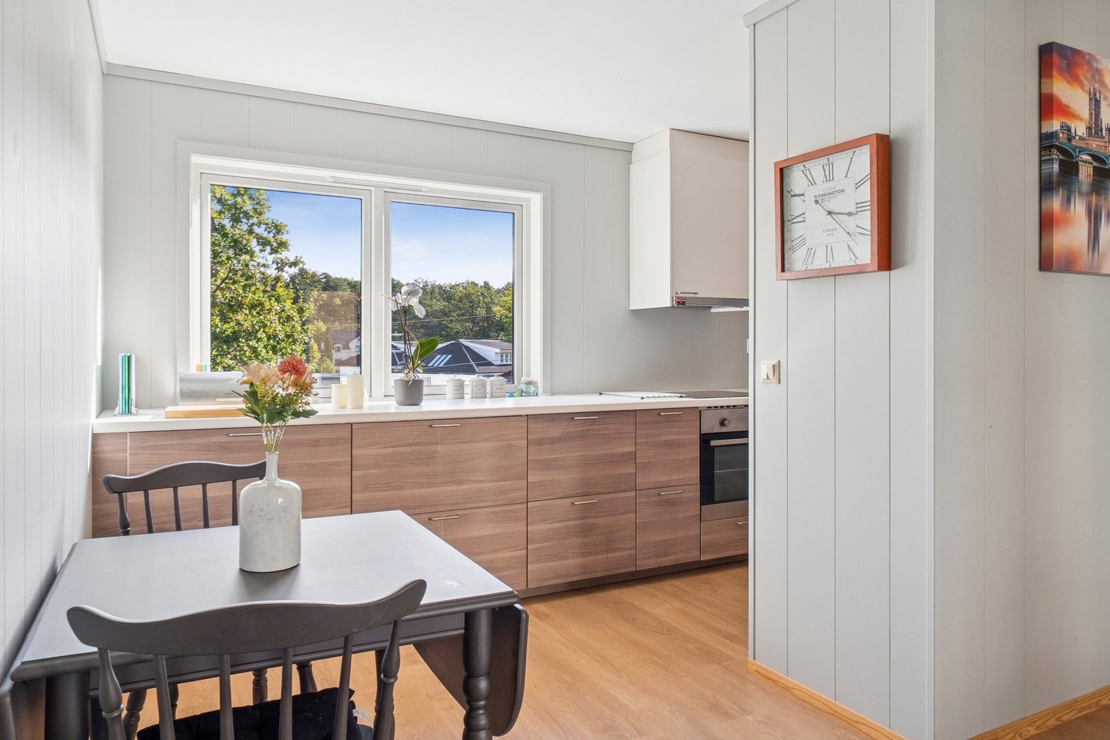 Pent kjøkken med rikelig skap og benkplass. Kjøkkenet har innredning med glatte fronter og benkeplate av laminat. Galleribilde