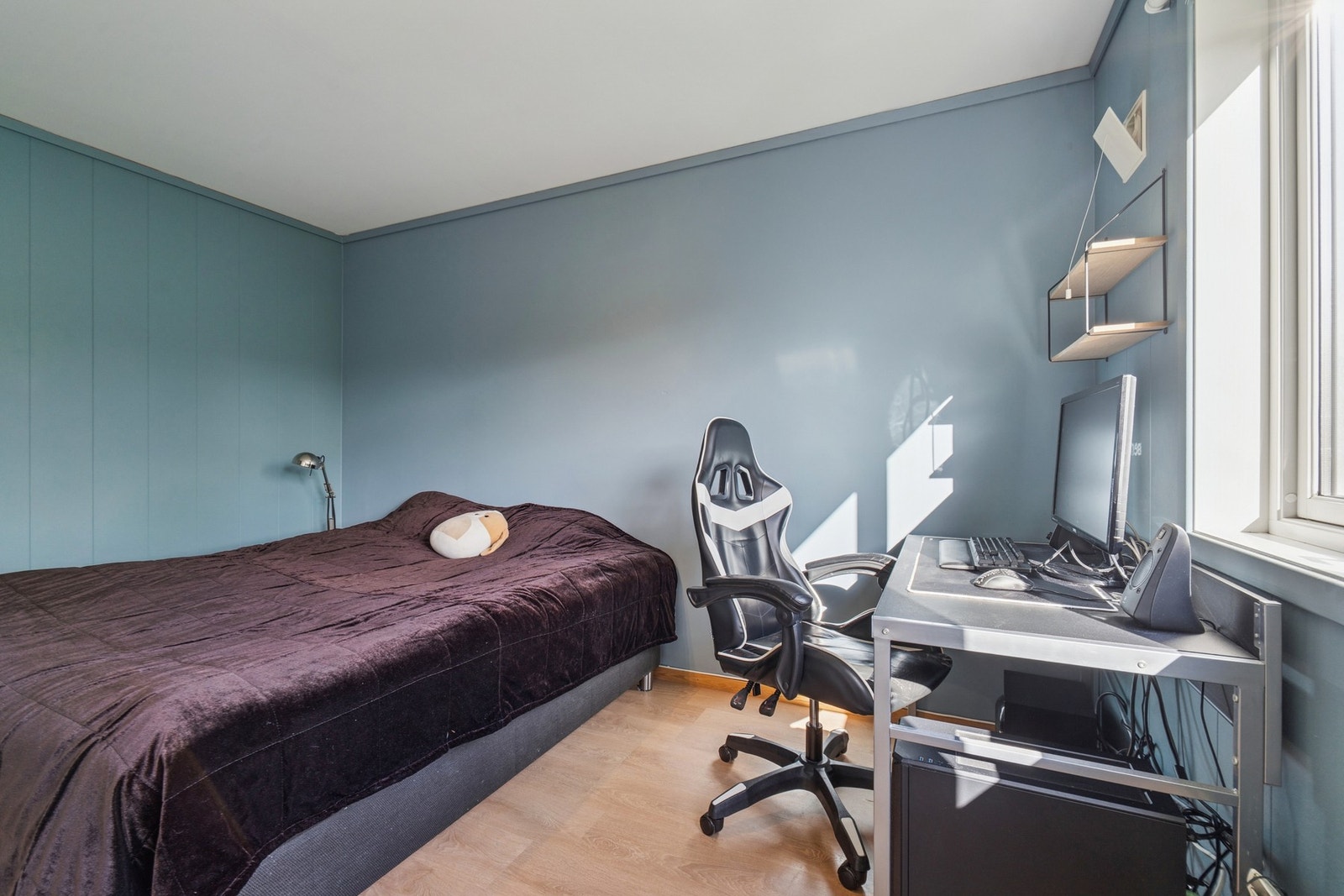 Soverommet har god plass til stor seng, kontorplass, samt klesoppbevaring. Galleribilde