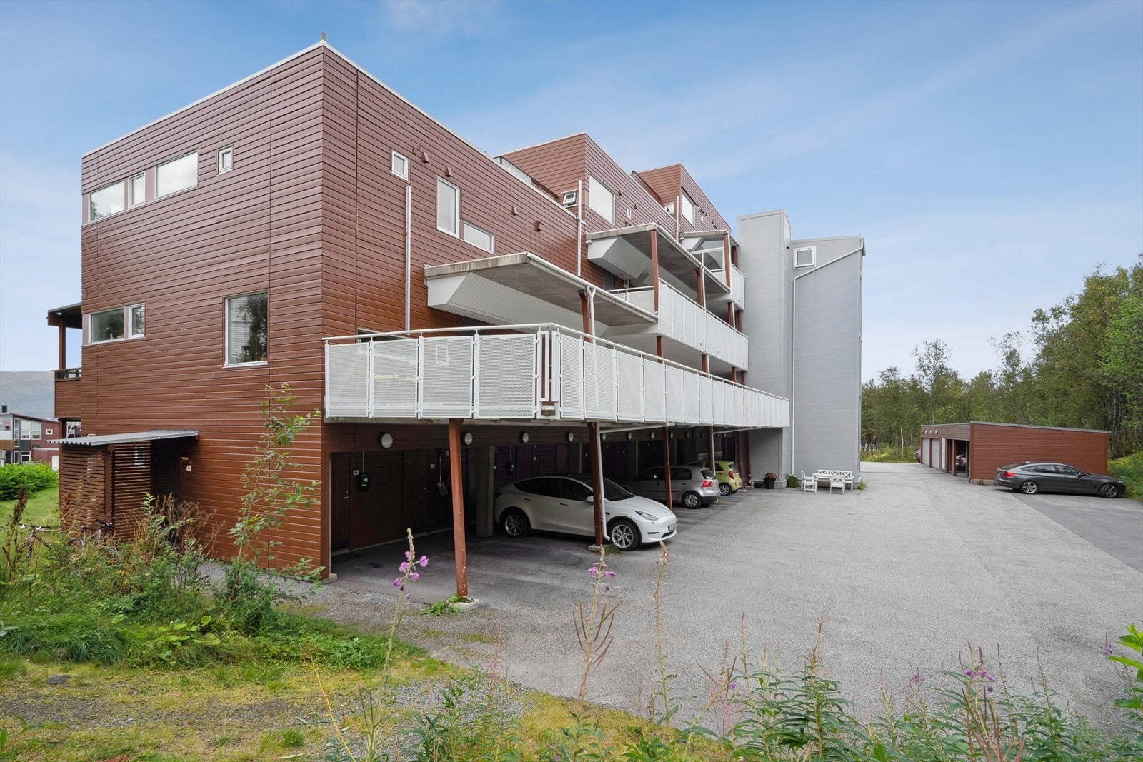 Asfaltert adkomst og parkering ved innkjøringsveg. Galleribilde