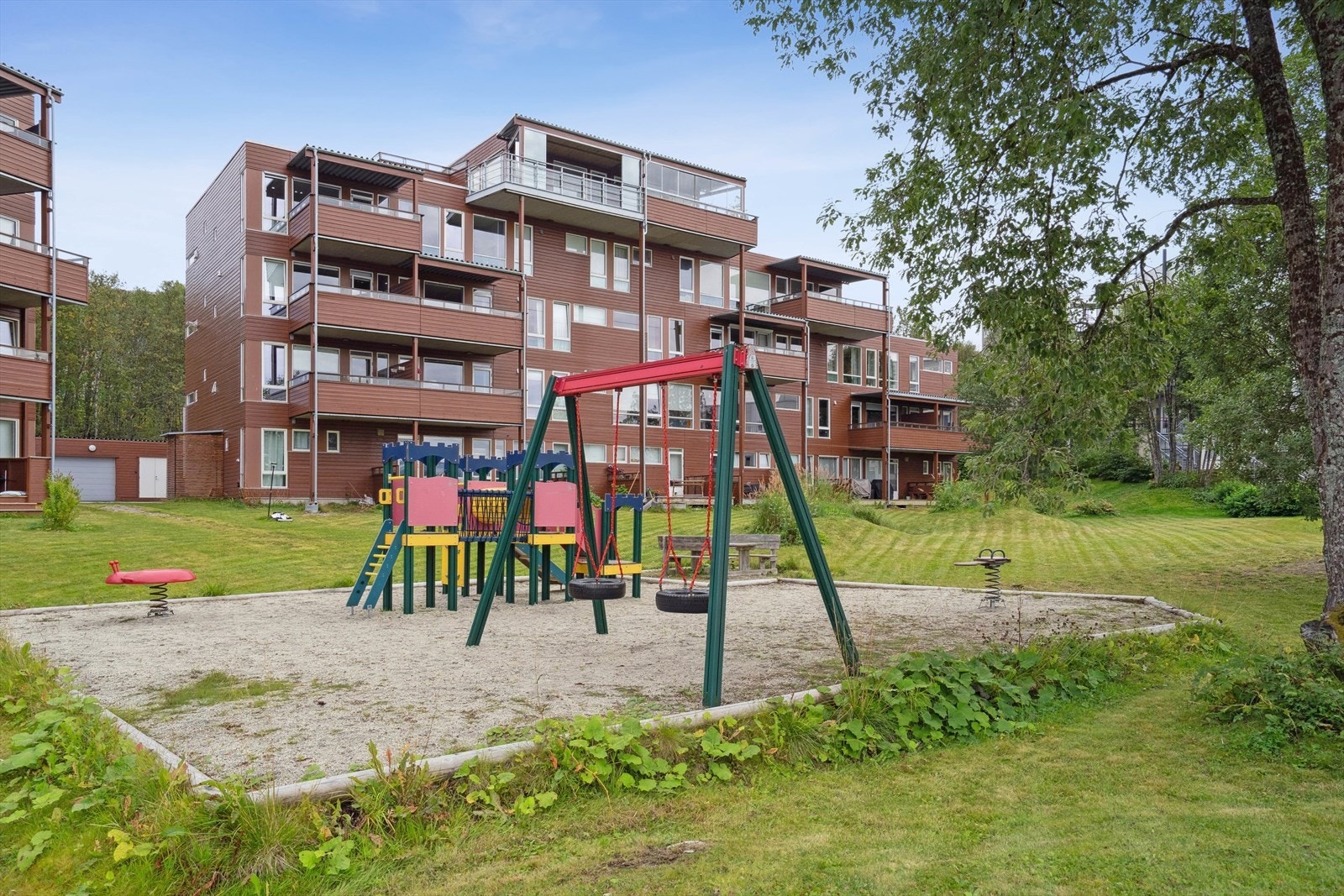 Eiendommen ligger i lett skrånet terreng. Fellesarealer er opparbeidet med gangveier, lekeplass og grøntområder. Galleribilde