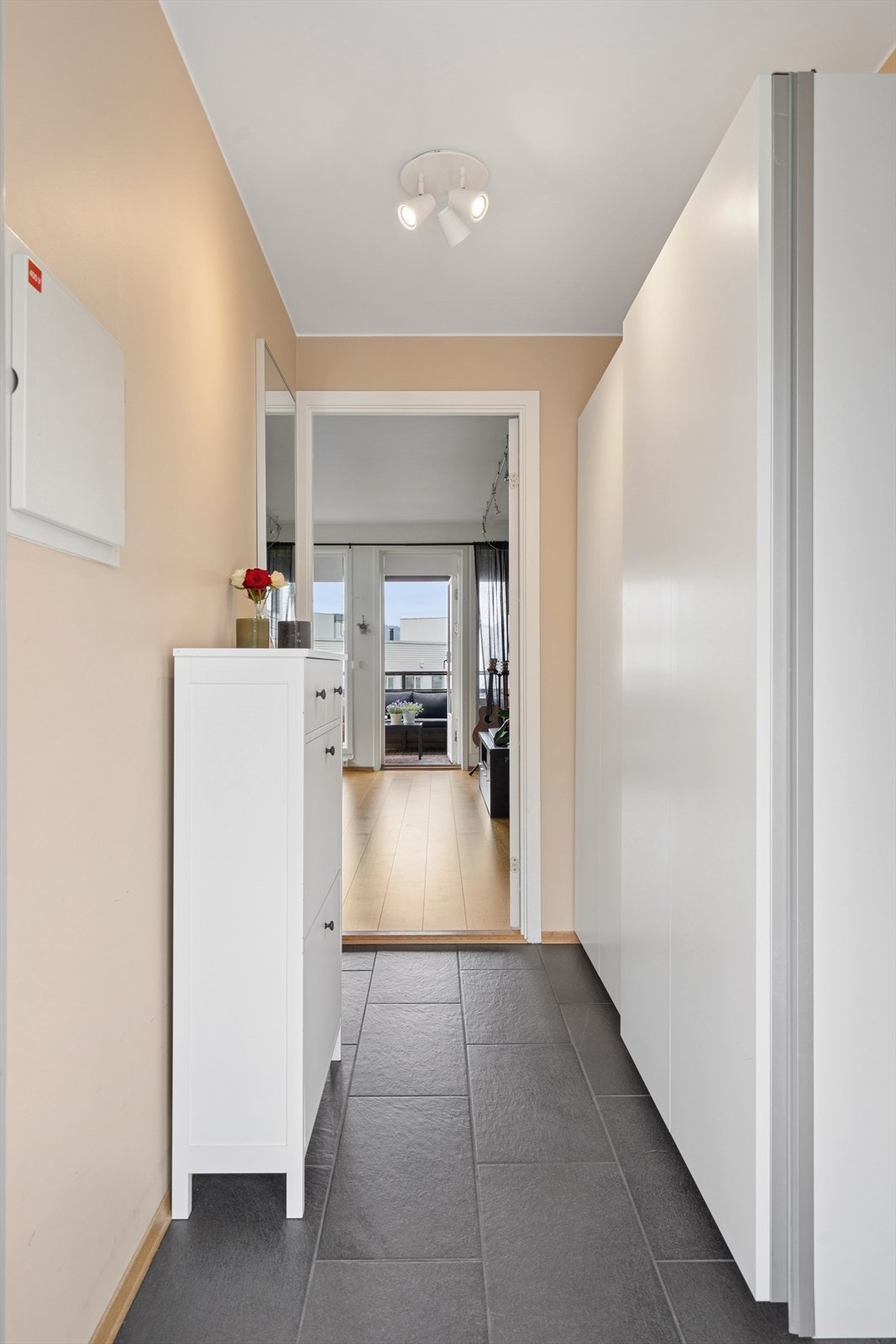 Entréen gir et godt førsteinntrykk med lyse overflater ogfliser på gulv. Her er det plass til yttertøy og sko, og et garderobeskap sørger for både oppbevaring og et ryddig uttrykk. Galleribilde