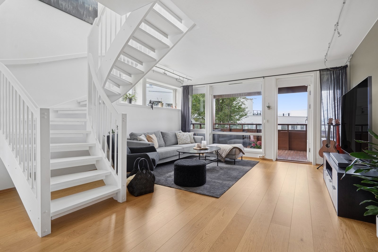 Store vindusflater slipper inn rikelig med naturlig lys og bidrar til en lys og behagelig romfølelse. Galleribilde