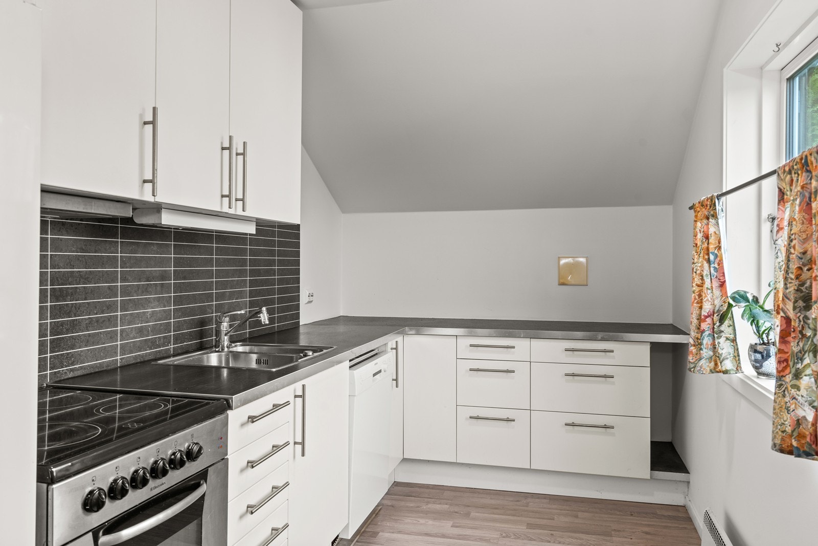 Pent kjøkken med hvitevarer Galleribilde