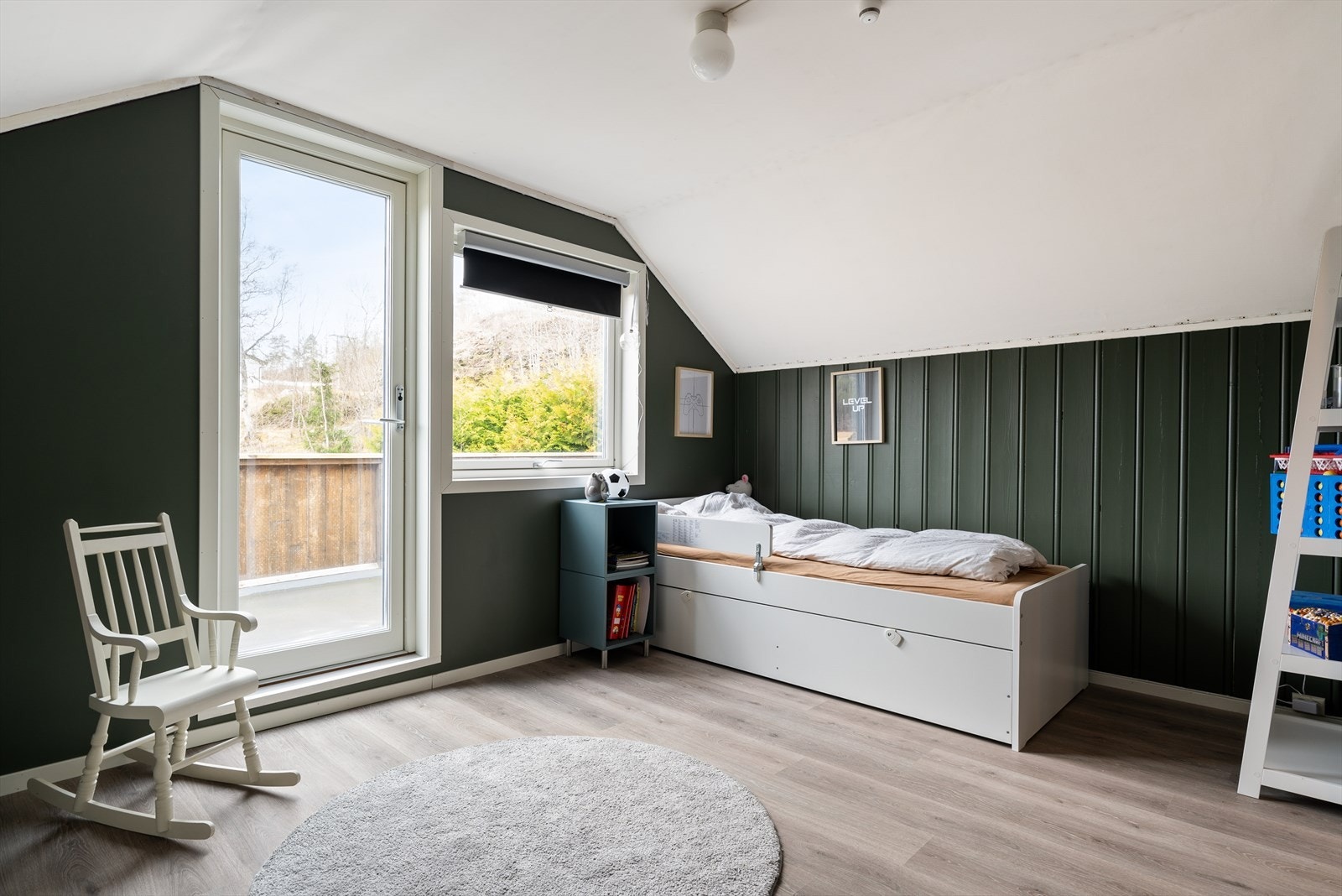 Husets 2. etasje byr på to gode soverom på hhv 15 m² og 14,2 m². Fra soverommet har man direkte tilgang til en balkong på ca. 12,5 m². Galleribilde