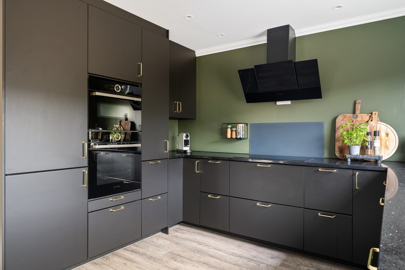 Kjøkkenet byr på blant annet oppgraderte hvitevarer fra Bosch og benkeplate av stein. Galleribilde