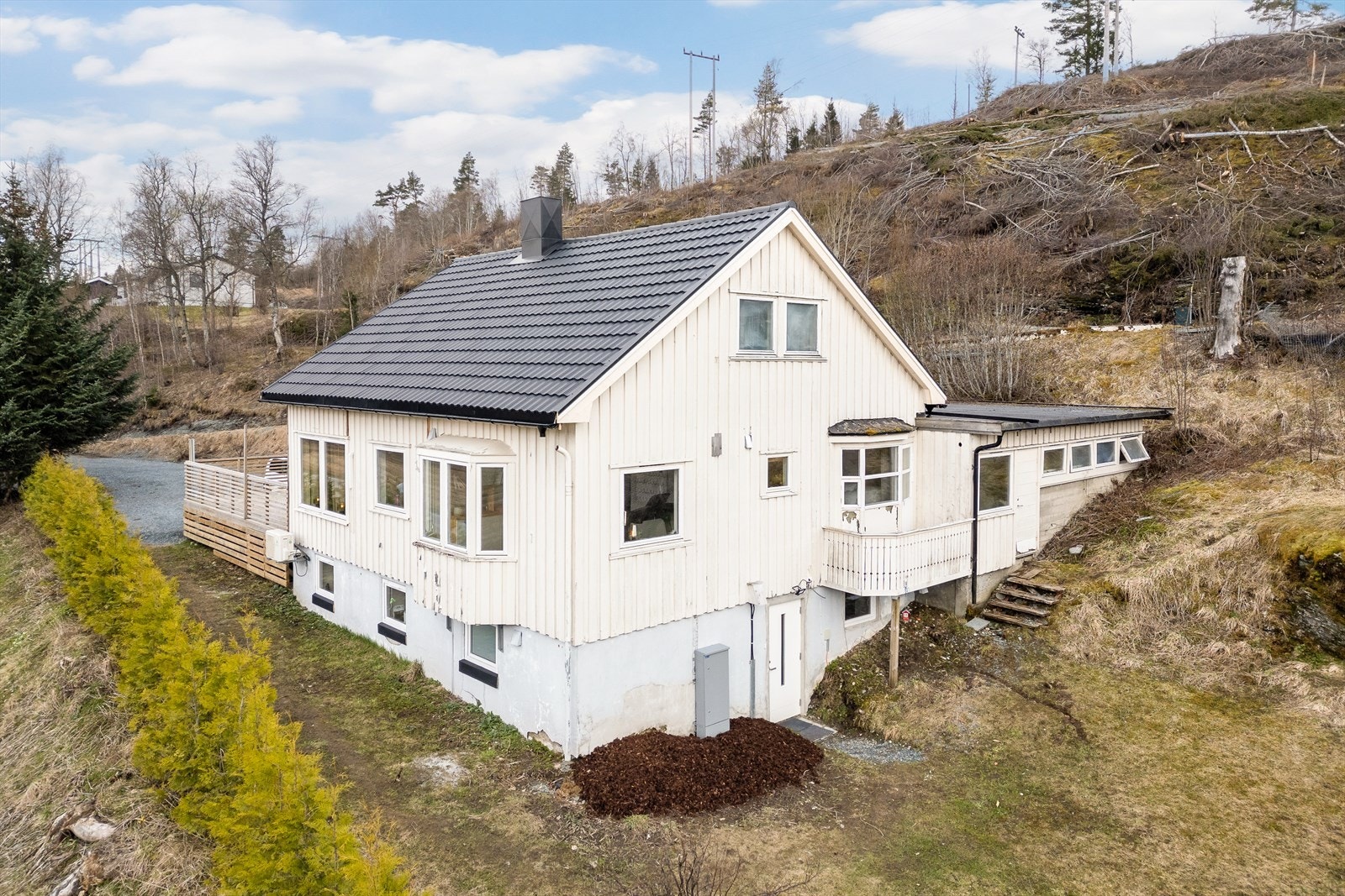 Utleiedelen har egen inngang fra baksiden av huset. Galleribilde