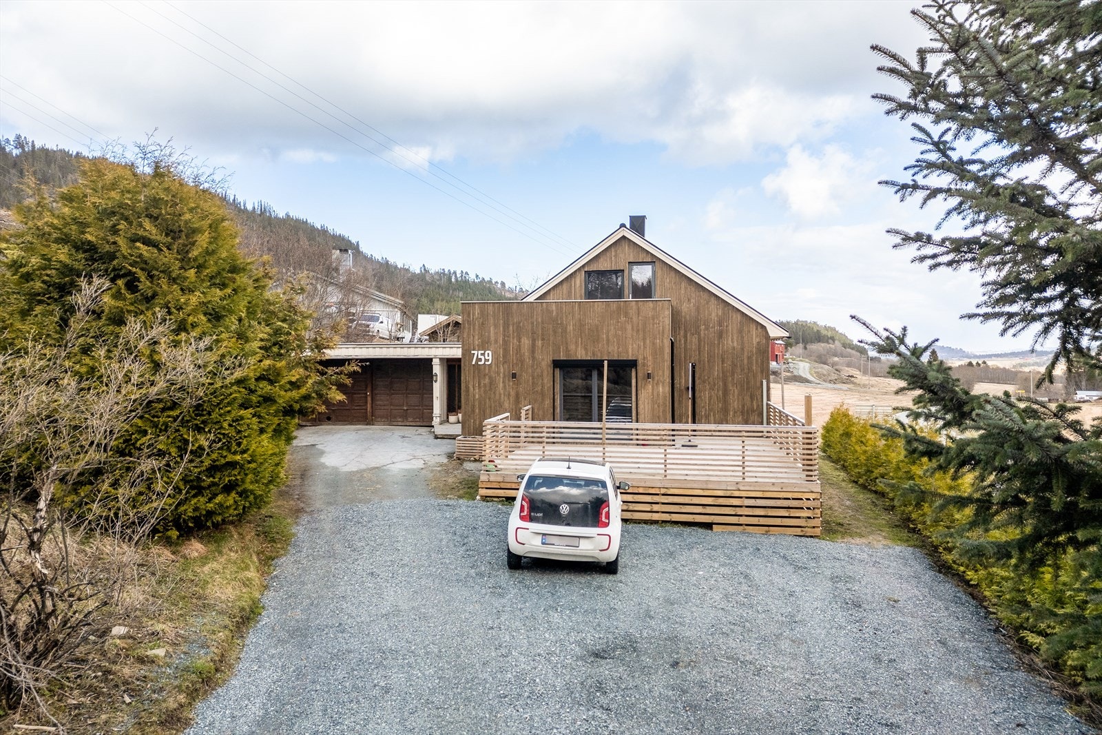 Oppstillingsplass til flere biler på egen eiendom. Galleribilde