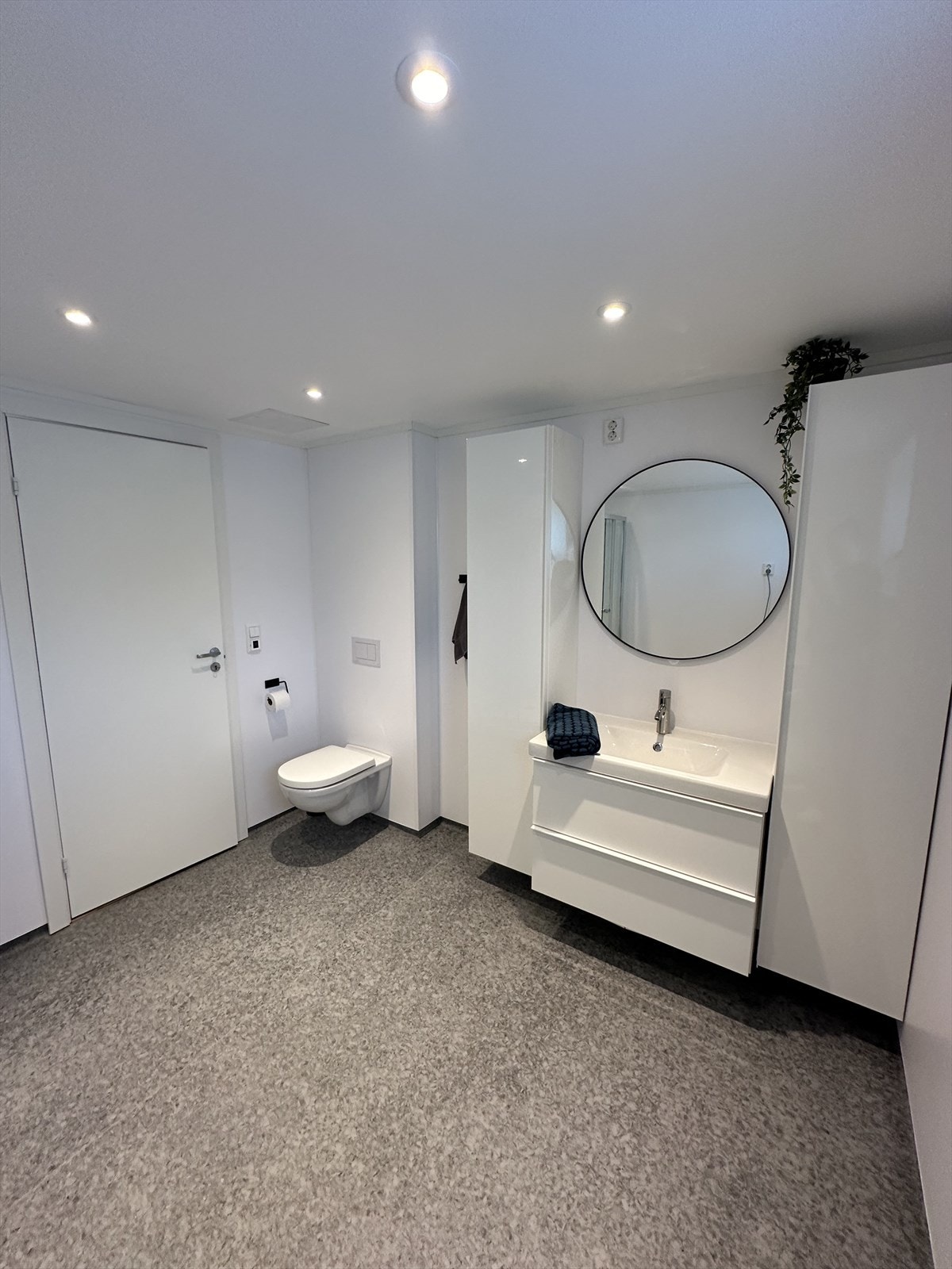 Badet i utleiedelen er på ca. 8,9 m². Galleribilde