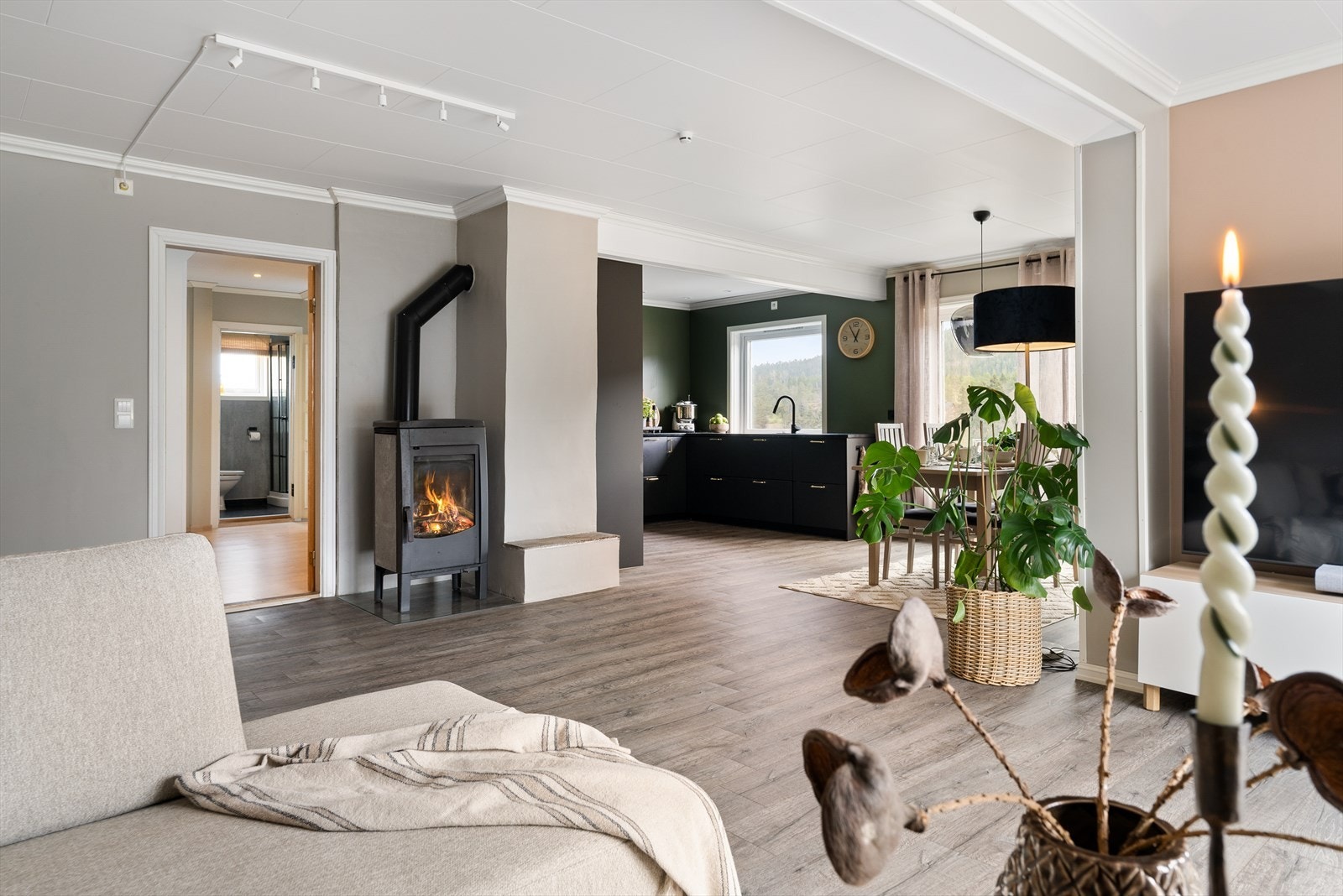 Boligen har oppvarmingskilder som varmepumpe, vedfyring og varmekabler på bad. Galleribilde