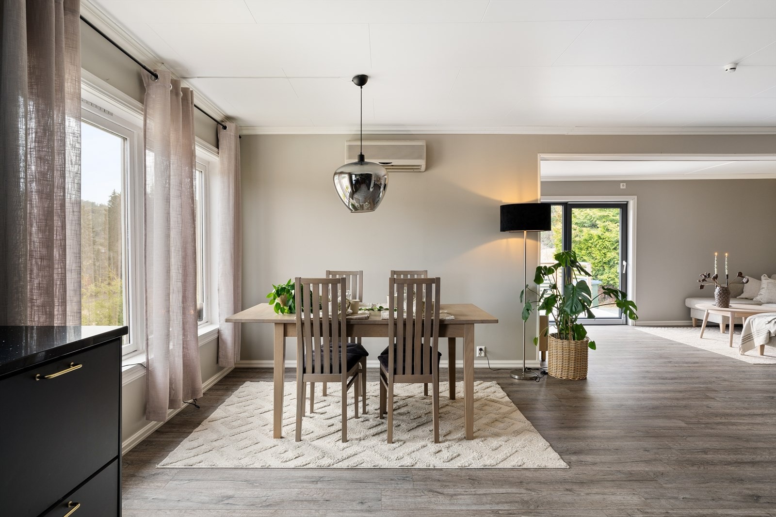 Spisestuen har sin naturlig plass, mellom kjøkken og stuen. God plass til hele storfamilien. Galleribilde