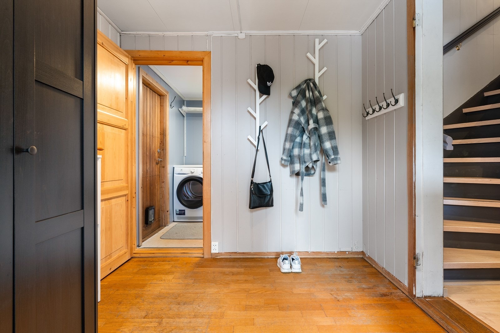 Her blir man ønsket velkommen inn til boligens romslige entré. Galleribilde