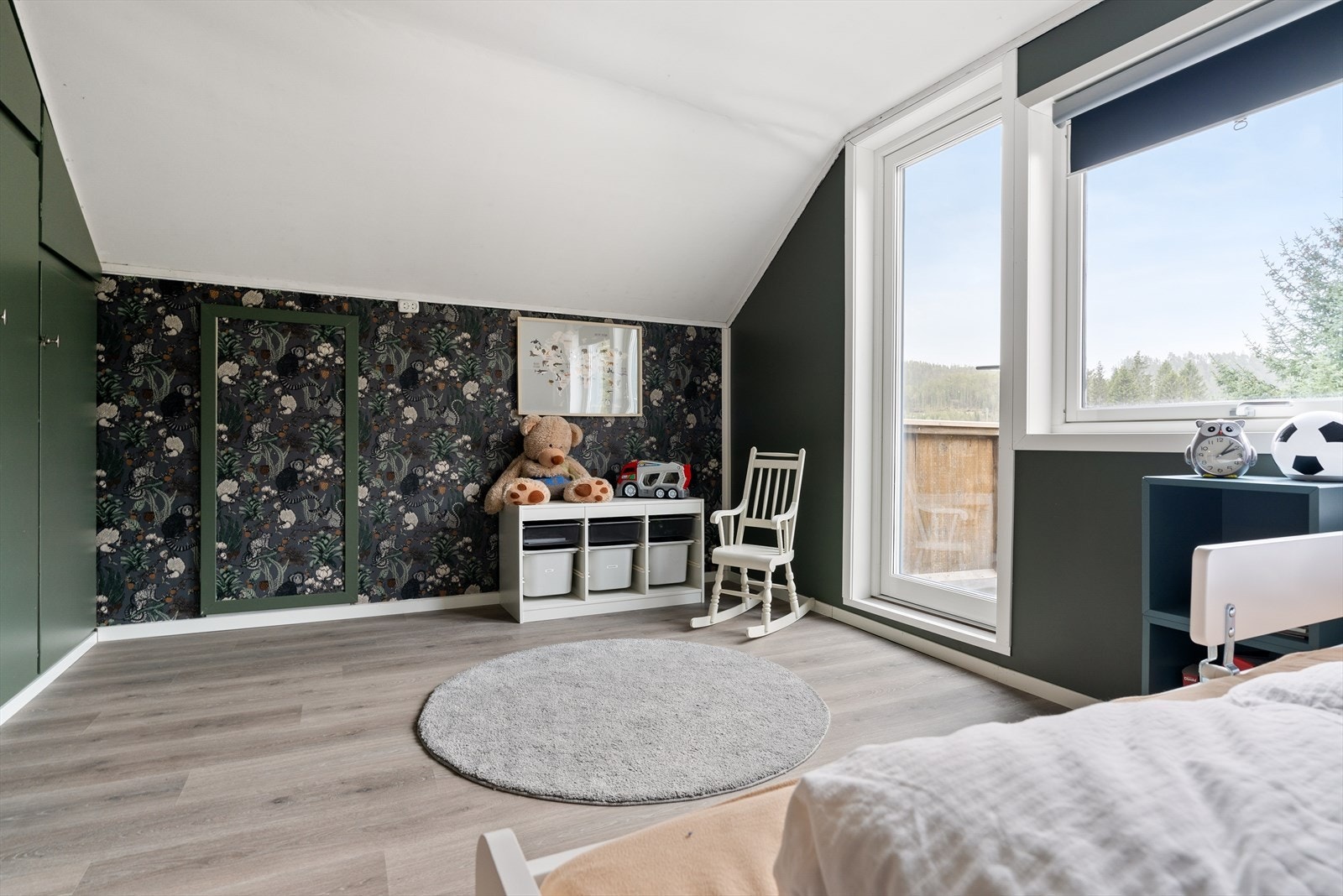 Soverommene har gode oppbevaringsmuligheter med plassbygde klesskap og i kneloft. Galleribilde