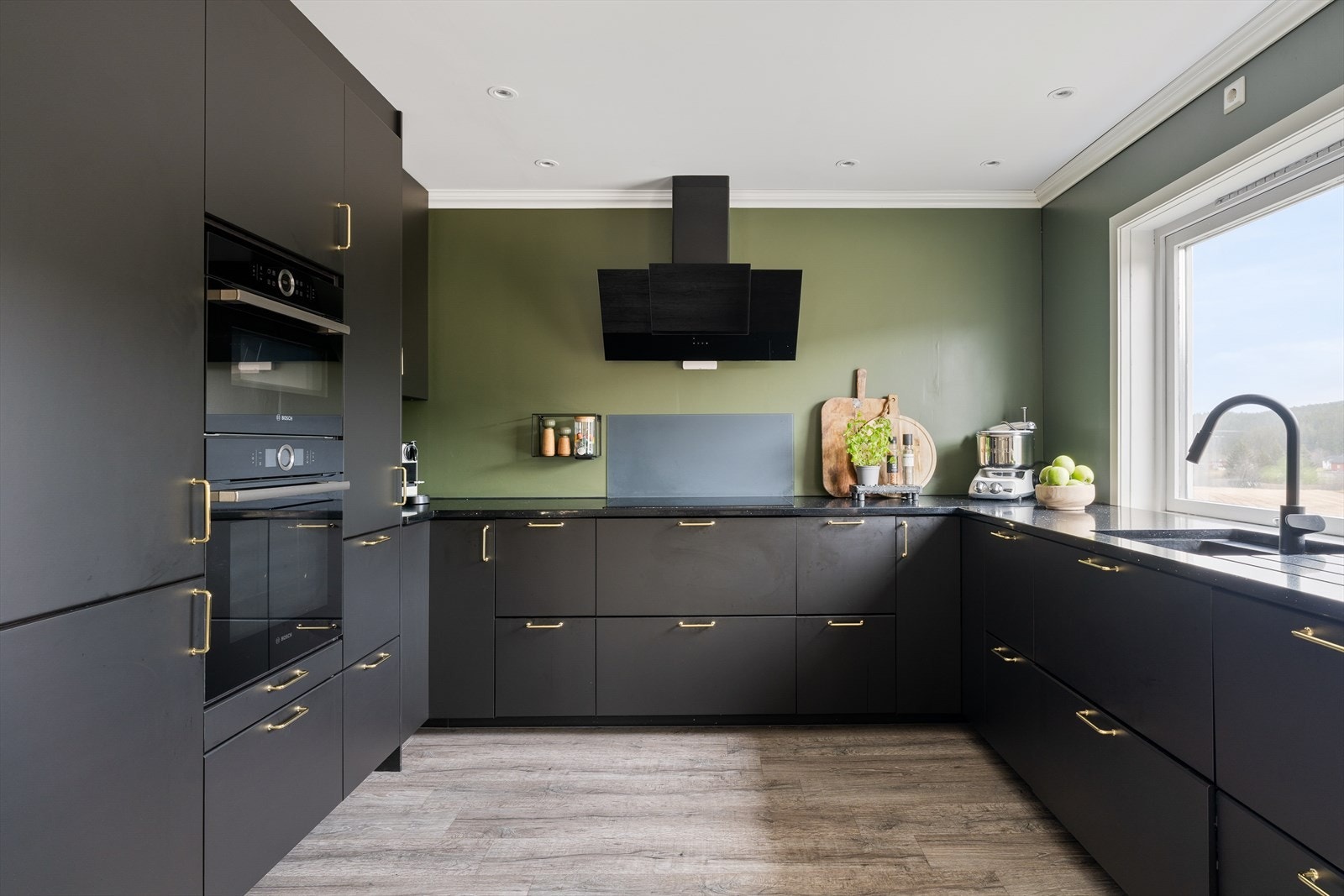 Tidsriktig og romslig kjøkken fra 2019. Kjøkkenet har en praktisk utforming, noe som gir godt med både skap- og benkeplass. Galleribilde